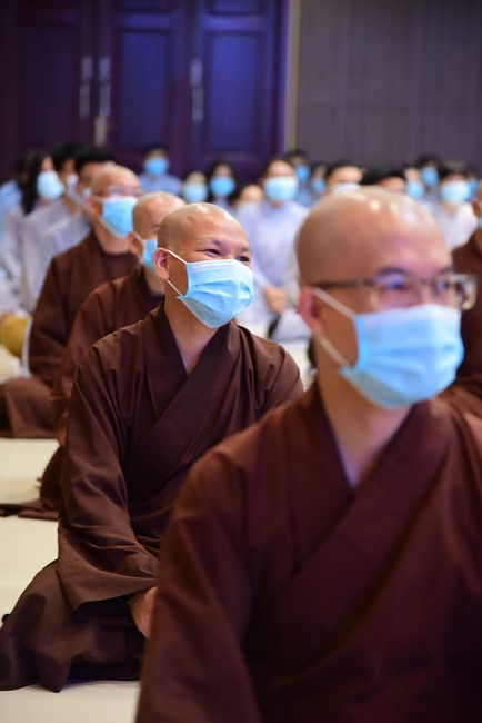 Taking comments to complete recording visual images in the rain season retreat